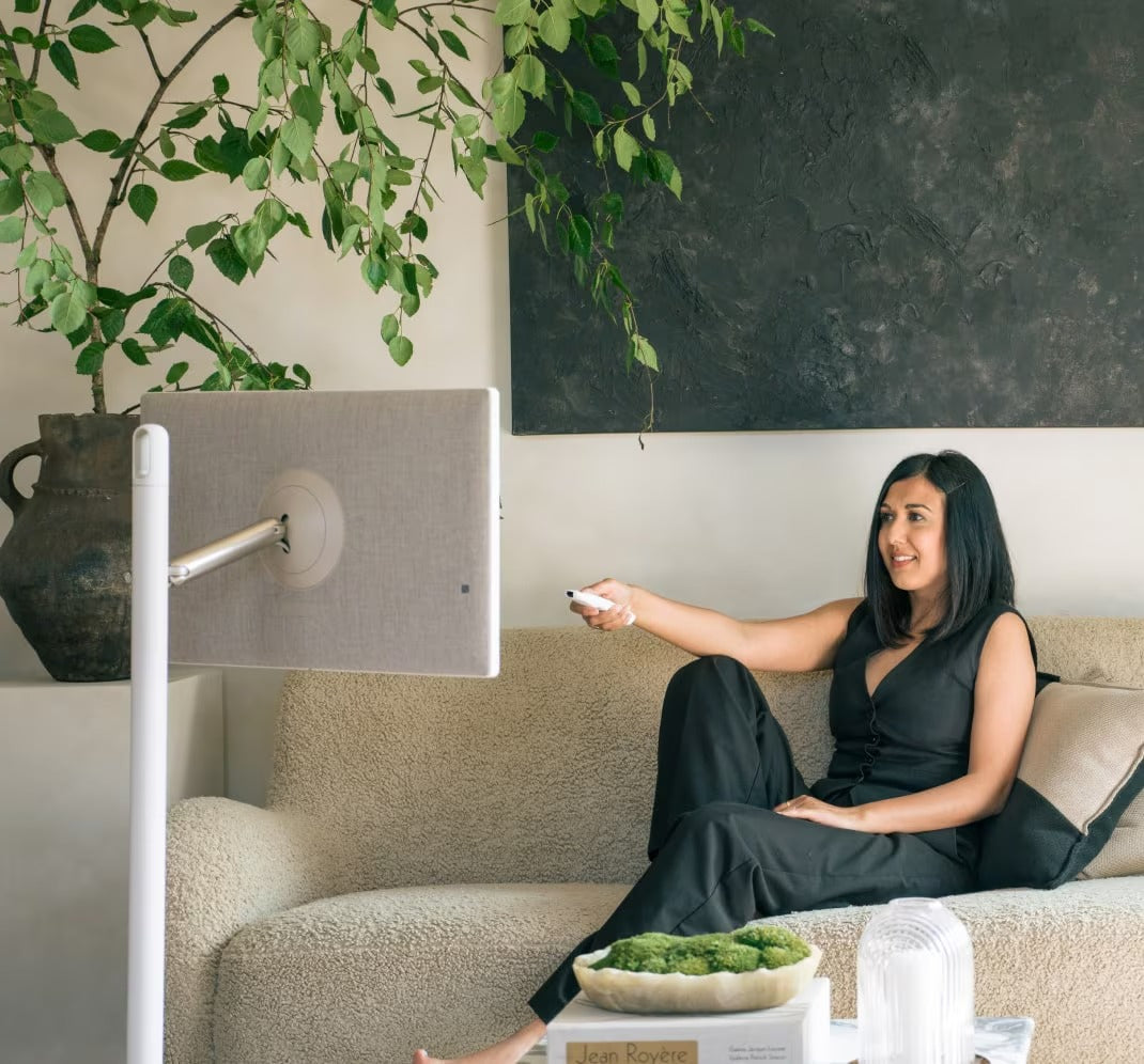 Stand-TV - The TV that moves with you, designed for free spirits